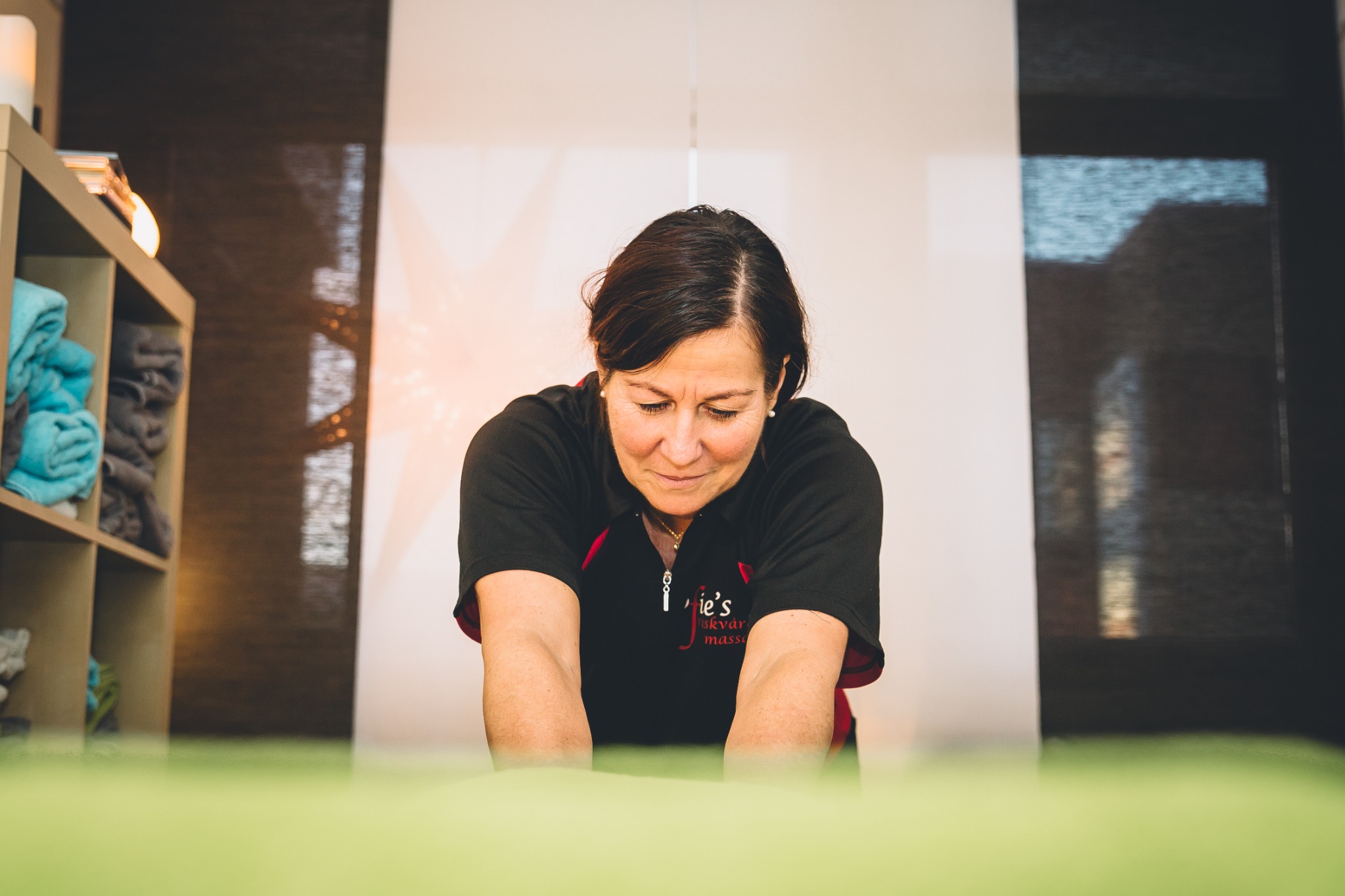 Sofie arbetar med en massagebehandling